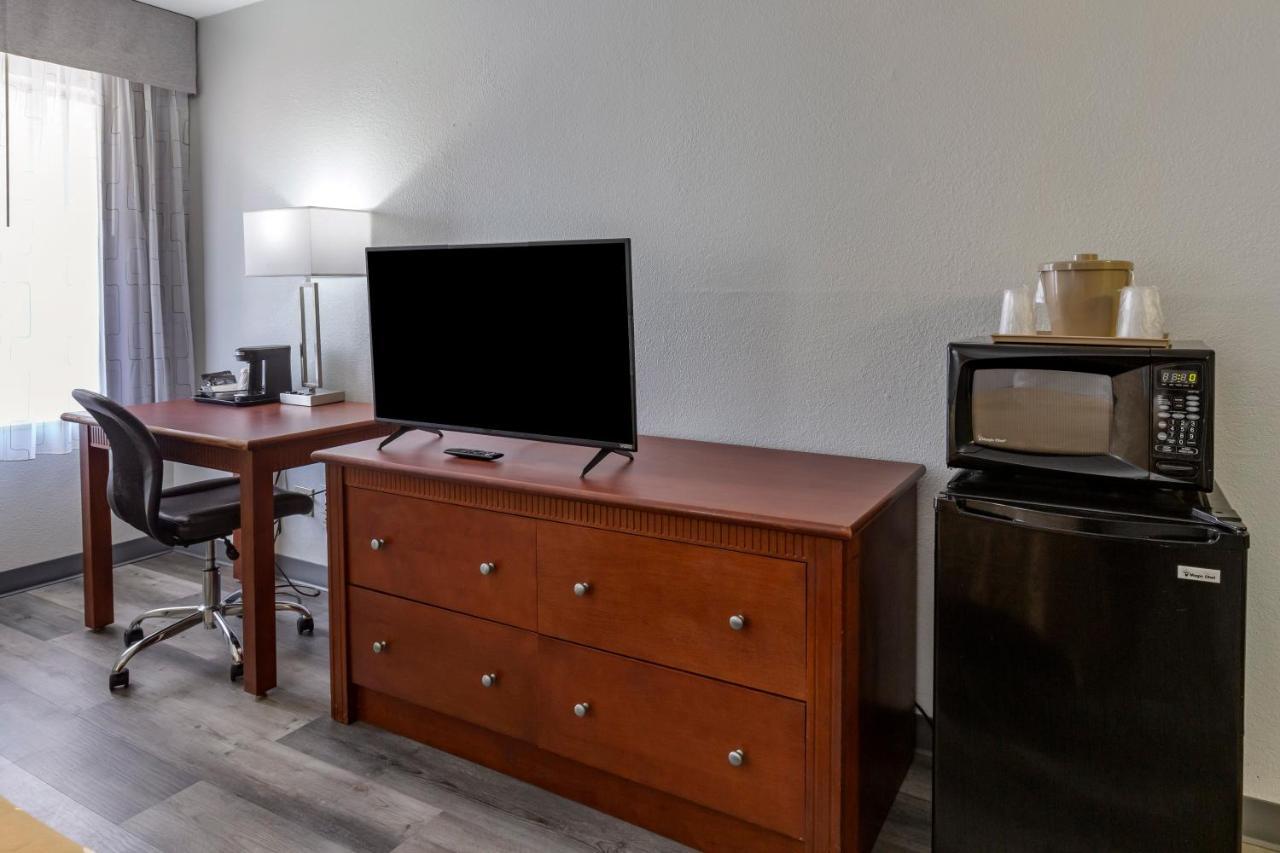 Quality Inn Fayetteville Near Fort Bragg Екстер'єр фото