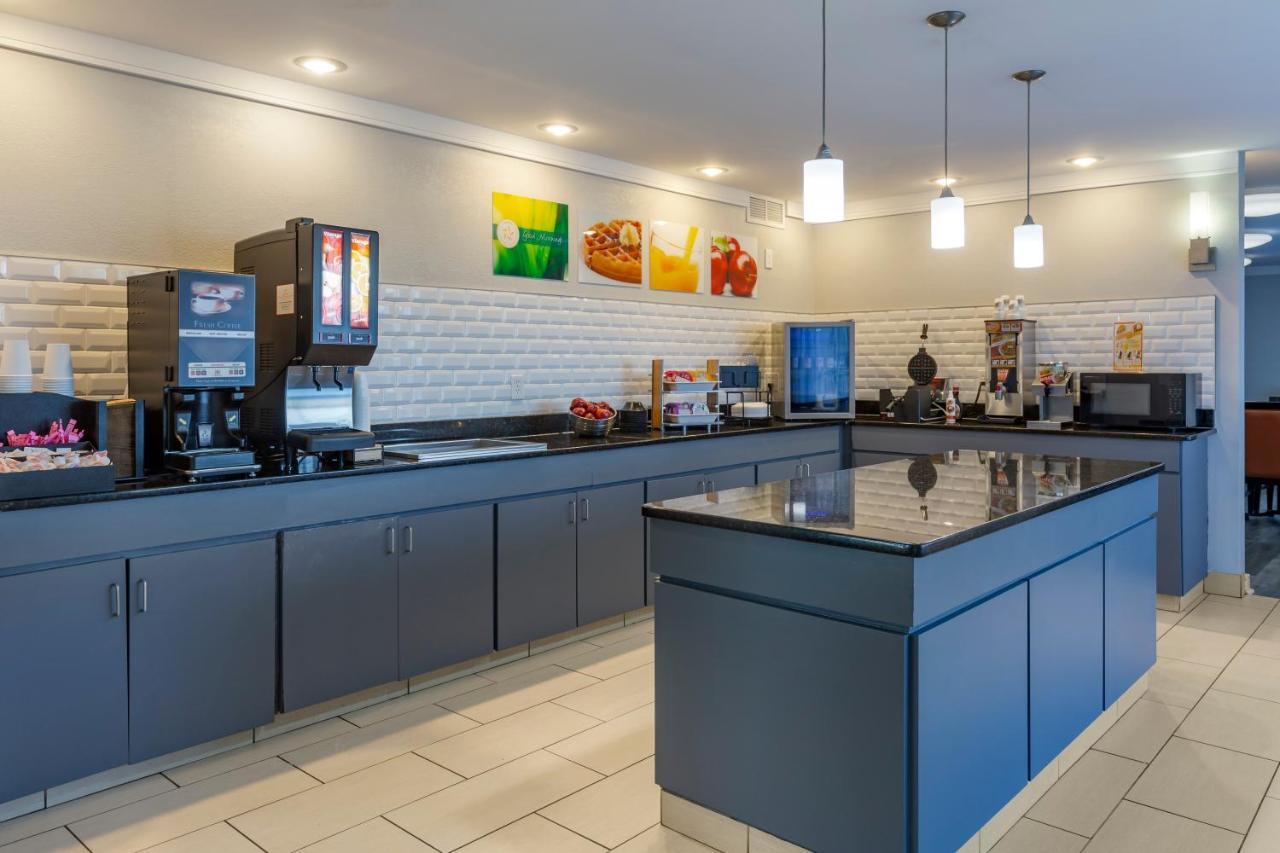 Quality Inn Fayetteville Near Fort Bragg Екстер'єр фото