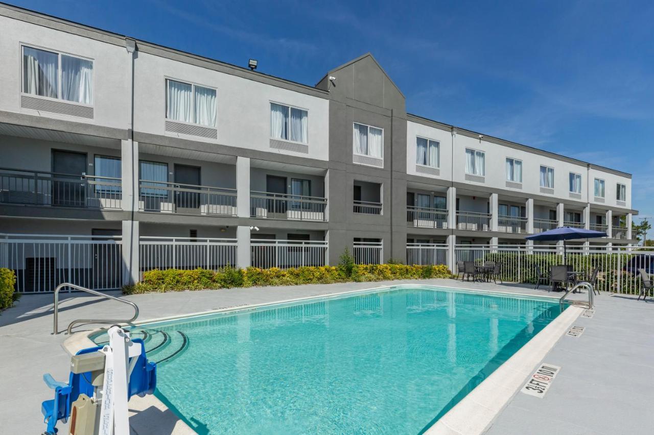 Quality Inn Fayetteville Near Fort Bragg Екстер'єр фото