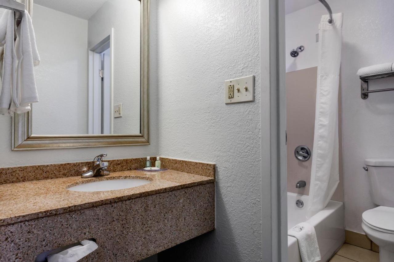 Quality Inn Fayetteville Near Fort Bragg Екстер'єр фото