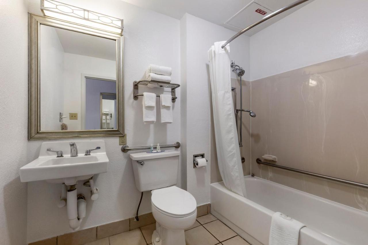 Quality Inn Fayetteville Near Fort Bragg Екстер'єр фото