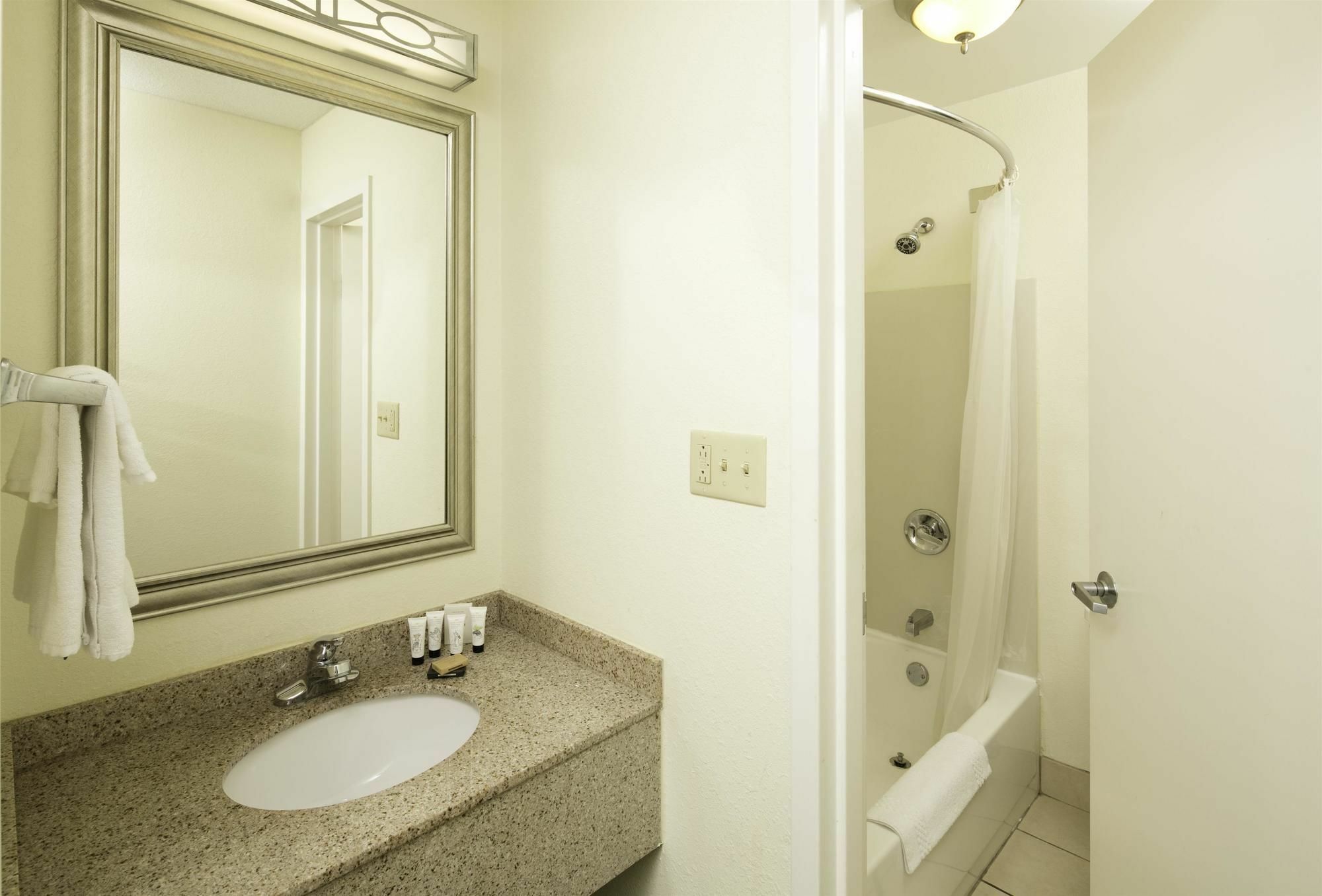 Quality Inn Fayetteville Near Fort Bragg Екстер'єр фото